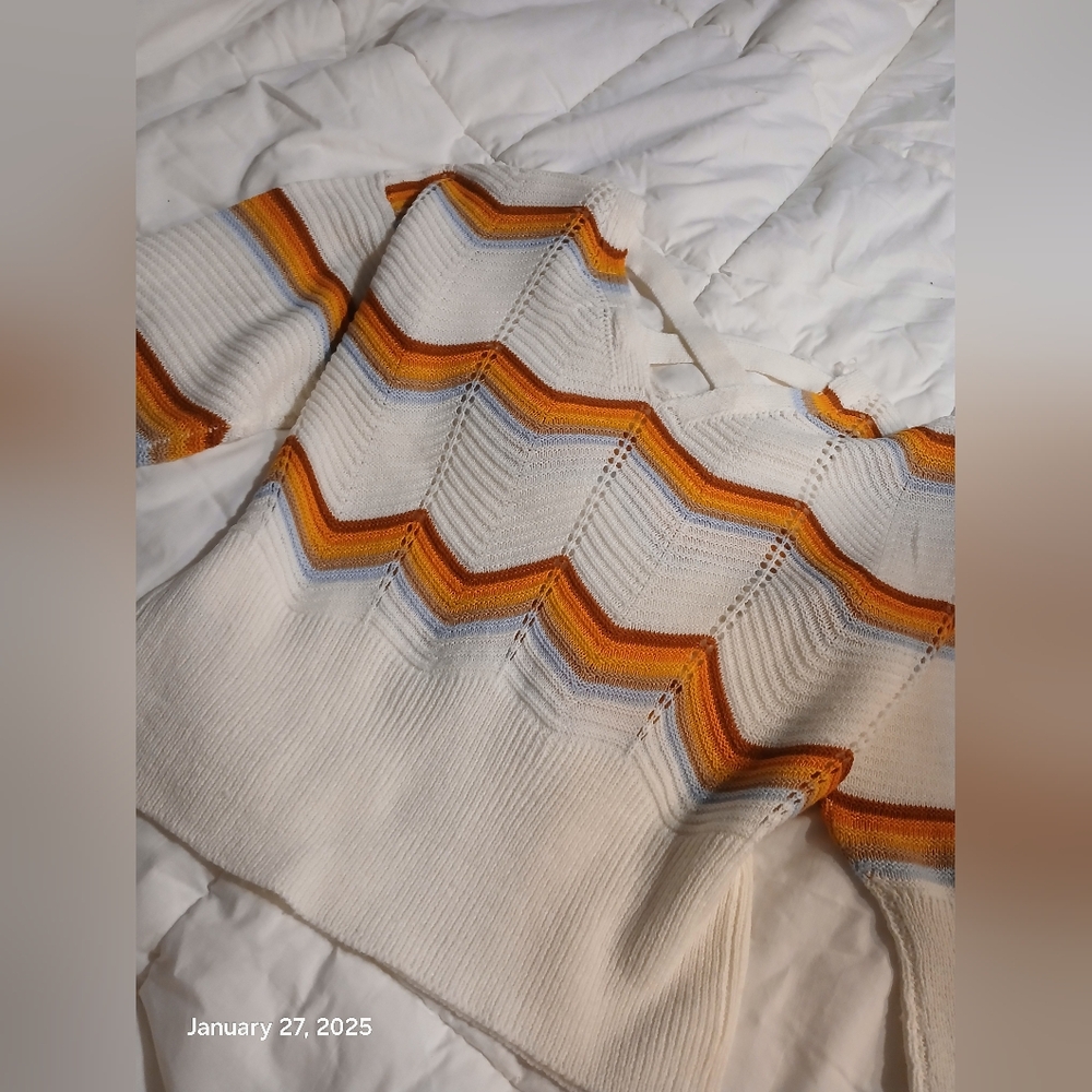 Beautiful form fitting sweater - Picture 5 of 7